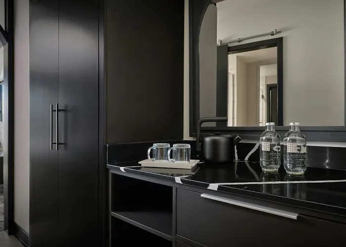 The Alexander, Autograph Collection